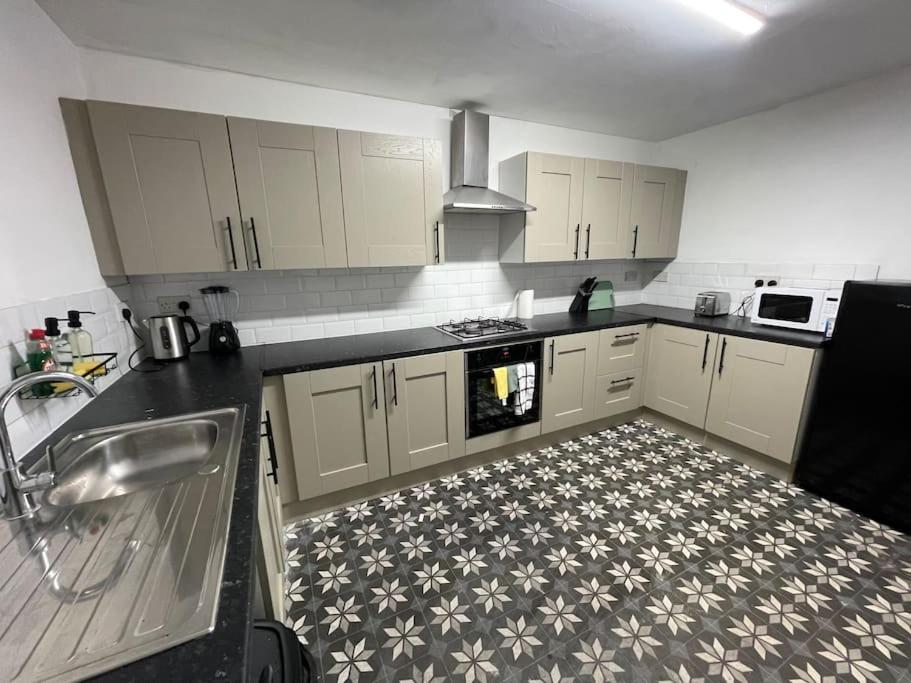 30 Percent Off Weekly Stays - 6 Bedroom House - 11 Beds Блекпул Екстер'єр фото